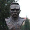 popiersie Józefa Piłsudskiego